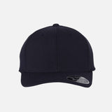 Casquette Flexfit 110C ajustable marine, confort et gestion de l'humidité, accessoire de sport ou décontracté.