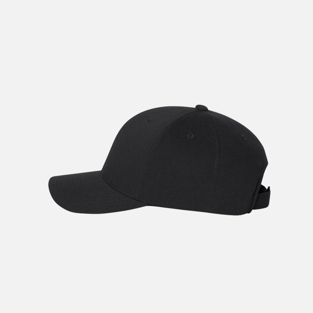 Casquette ajustable Flexfit 110C noire, accessoire confort avec gestion de l'humidité, vue de face avec logo discret.