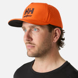 Casquette orange Helly Hansen pour homme, confort ventilé et visibilité accrue, accessoire sportif et pratique.