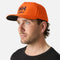 Casquette orange Helly Hansen pour homme, confort ventilé et visibilité accrue, accessoire sportif et pratique.
