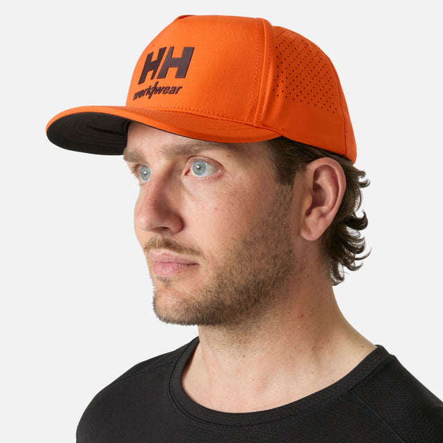 Casquette orange Helly Hansen pour homme, confort ventilé et visibilité accrue, accessoire sportif et pratique.