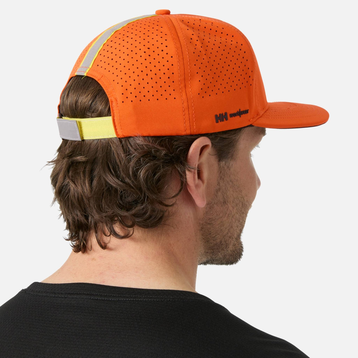 Casquette orange Helly Hansen avec ventilation, design léger et visibilité accrue, idéale pour activités en plein air.
