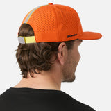Casquette orange Helly Hansen avec ventilation, design léger et visibilité accrue, idéale pour activités en plein air.