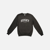 Chandail à col rond gris de la collection Husky, vêtement chaud et confortable de marque HUSKY, porté sur un mannequin.