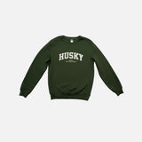 Chandail à col rond HUSKY L'Essentiel, vêtement chaud en laine avec finition simple, porté sur mannequin, couleur gris clair.