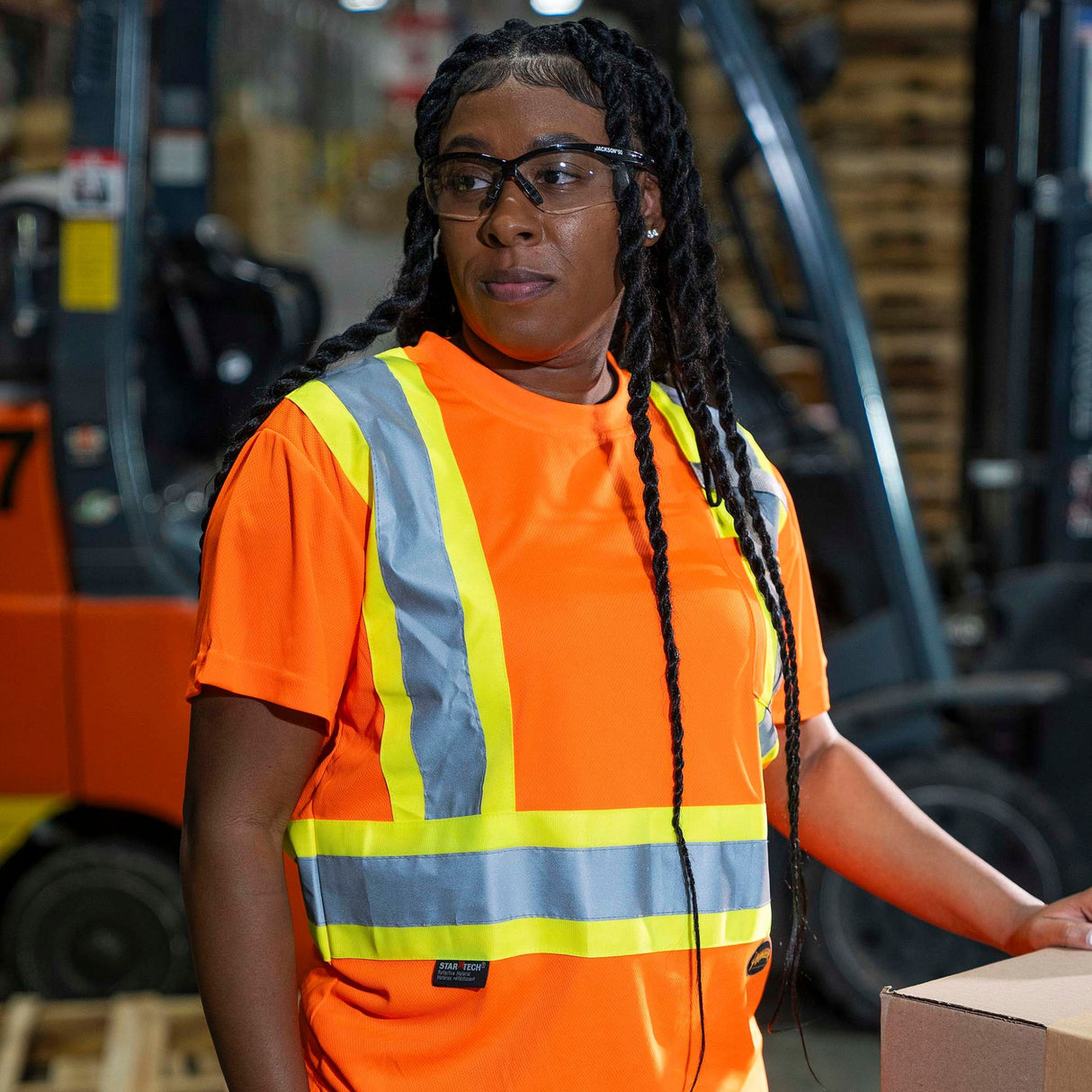 Chandail-de-securite-pioneer-V1051850-orange-lifestyle