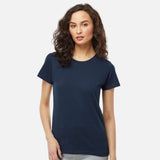 T-shirt Gold Soft Touch de M&O en marine, tissu doux, coupe classique, porté sur mannequin.