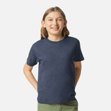 Chandails-enfants-MC-CVC-GILDAN-S_S-64000B-brume-marine-devant-mannequin