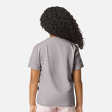 Chandails-enfants-MC-CVC-GILDAN-S_S-64000B-ciment-derrière-mannequin