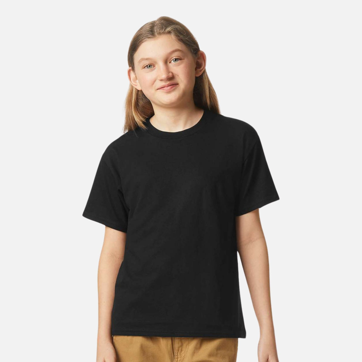 Chandails-enfants-MC-CVC-GILDAN-S_S-64000B-noir-pitch-devant-mannequin