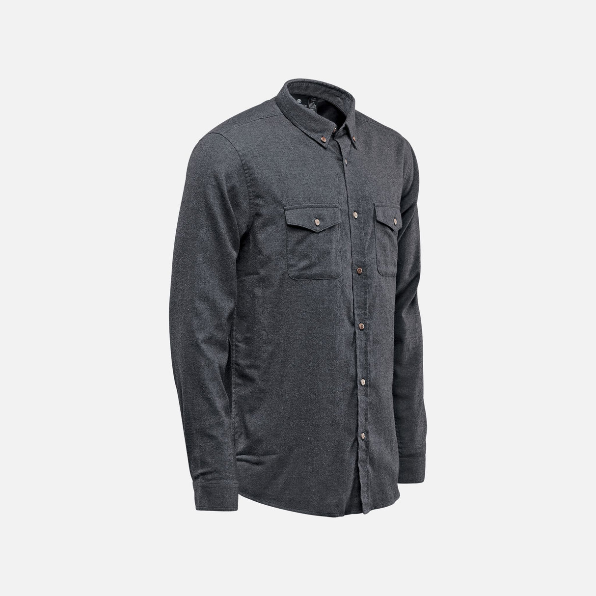 Chemise à manches longues pour homme Stormtech Cambridge en tissu charbon, style élégant et moderne, portée sur un mannequin.