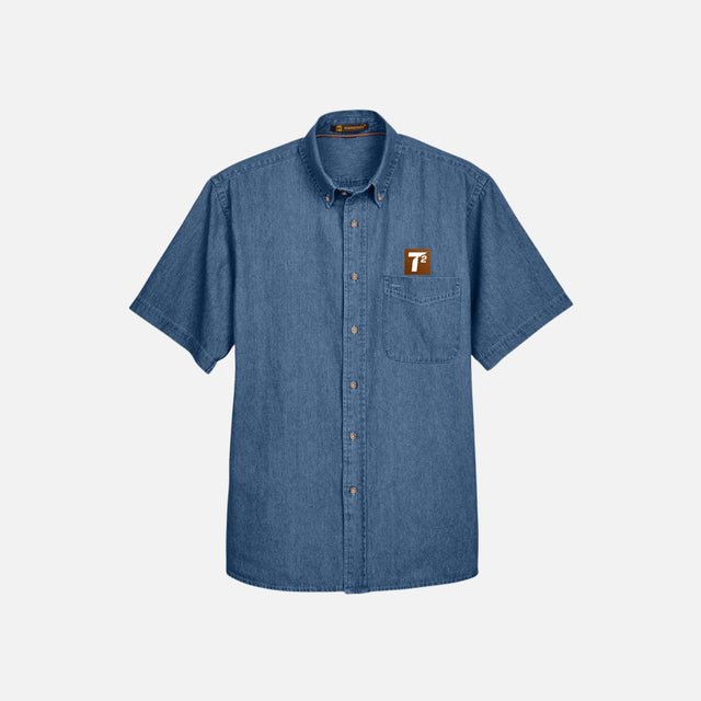 Chemise en denim pour homme à manches courtes, marque Harriton, couleur denim pâle, tissu léger et confortable.