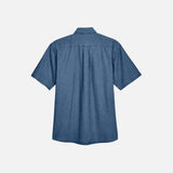 Chemise homme en denim clair à manches courtes de la marque Harriton, style décontracté et élégant pour l'été.