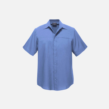 Chemise à manches courtes pour homme Biz Oasis bleu moyen, tissu léger et respirant, vue de face sur fond blanc.