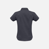 Chemise à manches 3/4 pour femme de la marque Biz, couleur charbon, tissu léger, coupe élégante pour bureau.