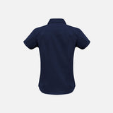 Chemise à manches 3/4 pour femme Biz Metro, couleur marine, en tissu léger, portée par une femme dans un style professionnel élégante