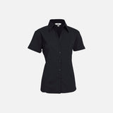 Chemise à manches 3/4 pour femme de la marque Biz, en tissu noir, avec col classique, portée par une femme.