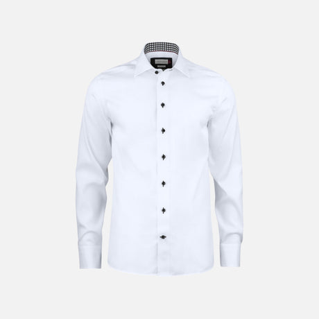 Chemise à manches longues blanche pour homme de la marque James Harvest, vue de face, en tissu léger et élégant.