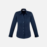 Chemise manches longues pour femme Biz Monaco en tissu encre, élégante et confortable, portée avec col classique et boutons visibles.