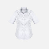 Chemise à manches courtes pour femme Biz blanche, vêtement élégant en tissu léger, porté par une femme.