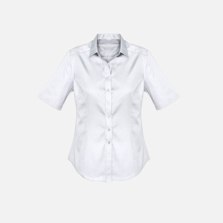 Chemise à manches courtes pour femme Biz blanche, vêtement élégant en tissu léger, porté par une femme.