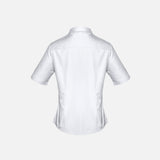 Chemise à manches courtes pour femme Biz, modèle Dalton, en tissu blanc, portée sur mannequin, détail de col et boutons visible.