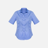 Chemise à manches courtes pour femme Biz, modèle S522LS, en tissu bleu avec col classique et coupe élégante.