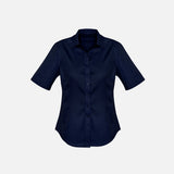 Chemise à manches courtes pour femme Biz, modèle S522LS marine, en tissu léger, portée sur mannequin.