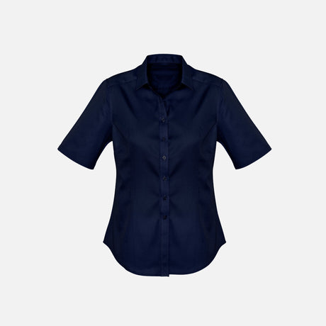 Chemise à manches courtes pour femme Biz, modèle S522LS marine, en tissu léger, portée sur mannequin.