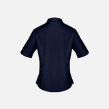 Chemise à manches courtes pour femme Biz, modèle S522LS marine, en tissu léger, portée sur une mannequin.