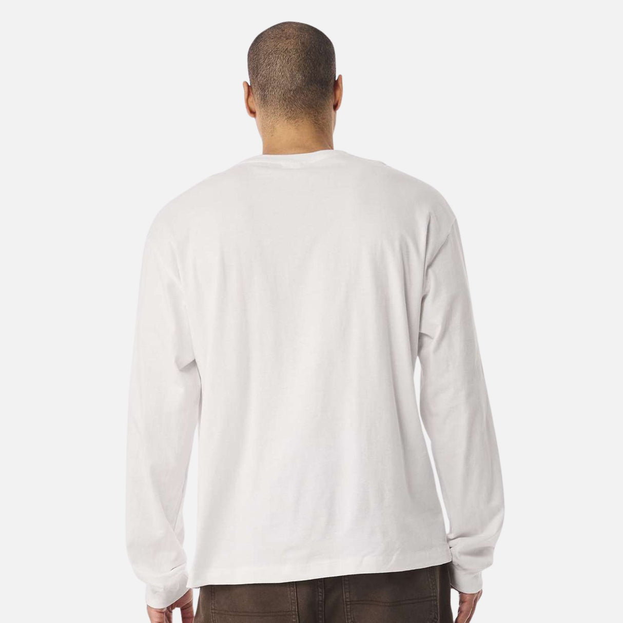 T-shirt manches longues Bella + Canvas en coton, couleur blanche, porté sur mannequin, vue de face.