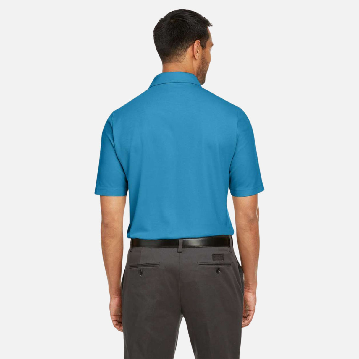Polo Fusion ChromaSoft Core365, vêtement polo pour corps, en tissu coloré avec col classique, porté par un mannequin.