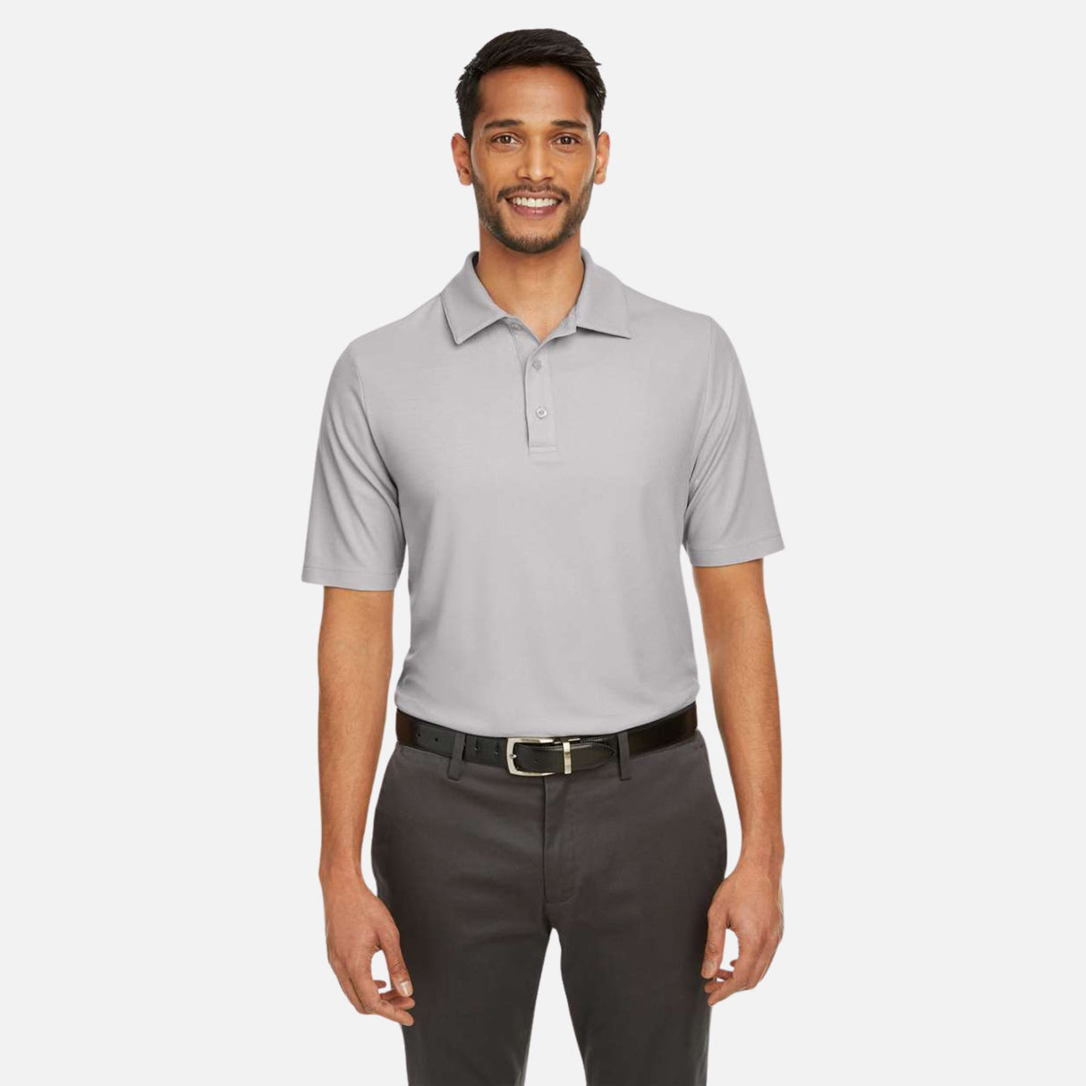 Polo Fusion ChromaSoft Core365, vêtement polo pour le corps, en tissu coloré avec logo visible, porté par un mannequin.