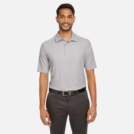 Polo Fusion ChromaSoft Core365, vêtement polo pour le corps, en tissu coloré avec logo visible, porté par un mannequin.