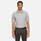 Polo Fusion ChromaSoft Core365, vêtement polo pour le corps, en tissu coloré avec logo visible, porté par un mannequin.