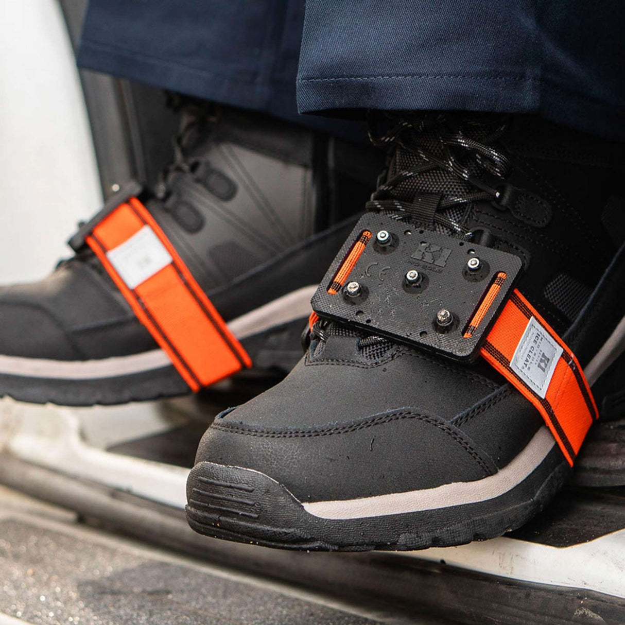 Crampons-bottes-V9770250-orange-lifestyle-2