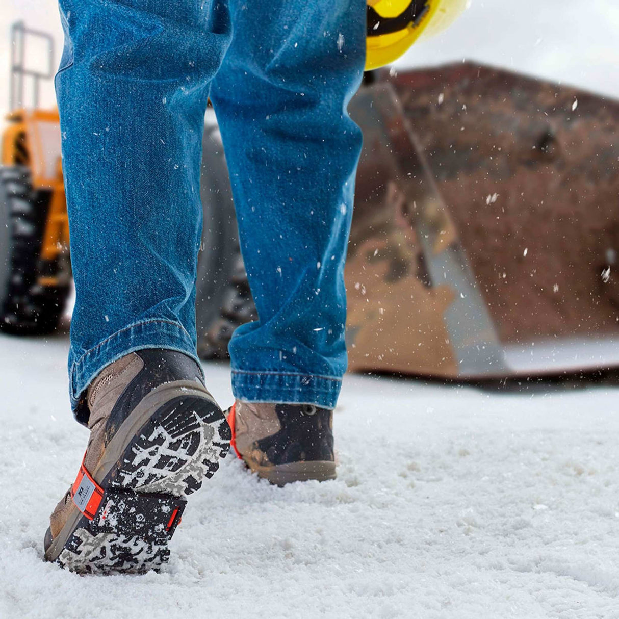 Crampons-bottes-V9770250-orange-lifestyle-1