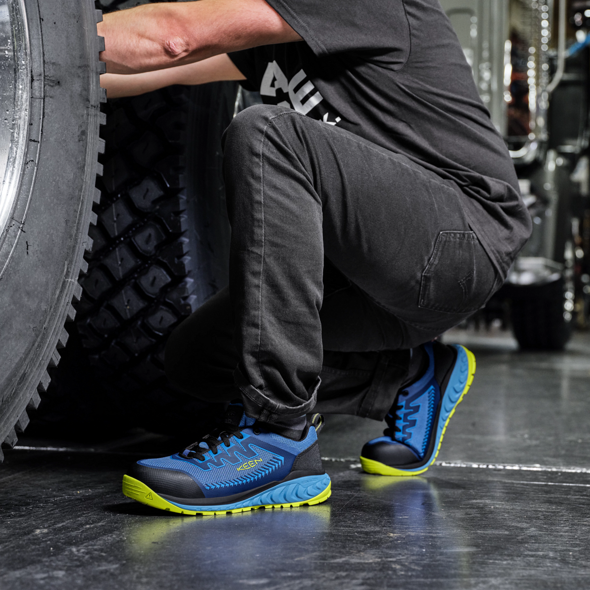 Espadrille-travail-Keen-1027681-bleu-lifestyle-2