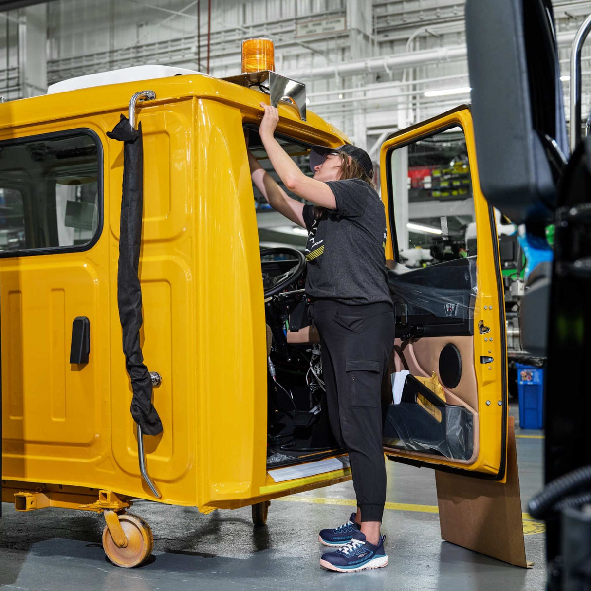 Espadrille-travail-Keen-1027682-bleu-lifestyle-2