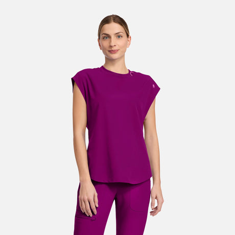 Haut médical à col rond moderne de la marque MedCouture, vêtement uniforme pour professionnels de la santé, blanc avec détails modernes.