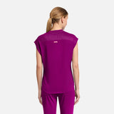 Haut médical à col rond moderne de la marque MedCouture, vêtement uniforme pour professionnels de la santé, vue de face.