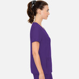 Haut d’uniforme MedCouture avec poche latérale, tissu souple et design confortable, en couleur prune pour vêtements professionnels.