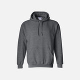 Chandail à capuchon Gildan gris foncé, vêtement à capuche pour homme, doux et confortable, porté en extérieur.