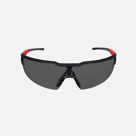 Lunettes de sécurité Milwaukee avec lentille fumée et protection certifiée, protectrices pour travaux industriels.