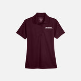 Polo performance pour femme Core365 marron, vêtement polo de sport avec logo visible, conçu pour le confort et la performance.