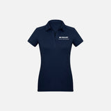Polo à manches courtes pour femme de marque Biz, modèle P706LS, en tissu marine, porté par une femme.