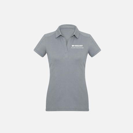 Polo à manches courtes pour femme Biz, modèle P706LS, couleur argent, porté en gros plan, tissu léger et confortable.