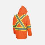 Manteau de sécurité imperméable orange Surewerx avec ventilation accrue, résistant aux intempéries, conçu pour la sécurité professionnelle.