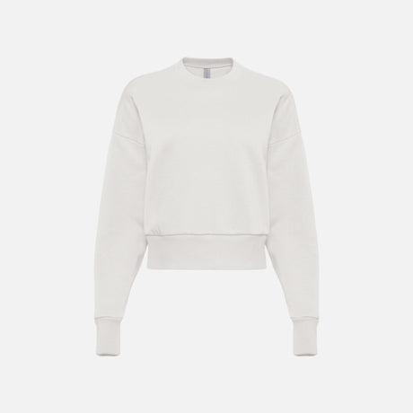 Molleton épais à col rond de la marque Next Level, vêtement-chandail en tissu doux, couleur gris clair, porté sur mannequin.