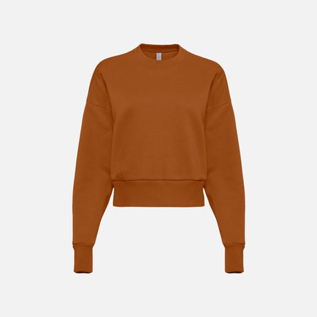 Pull en molleton épais à col rond de la marque Next Level, couleur argile, doux et confortable, vu de face.